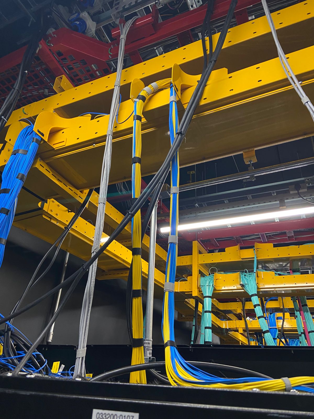 Sistema de Calhas e Fibra Óptica em Data Center