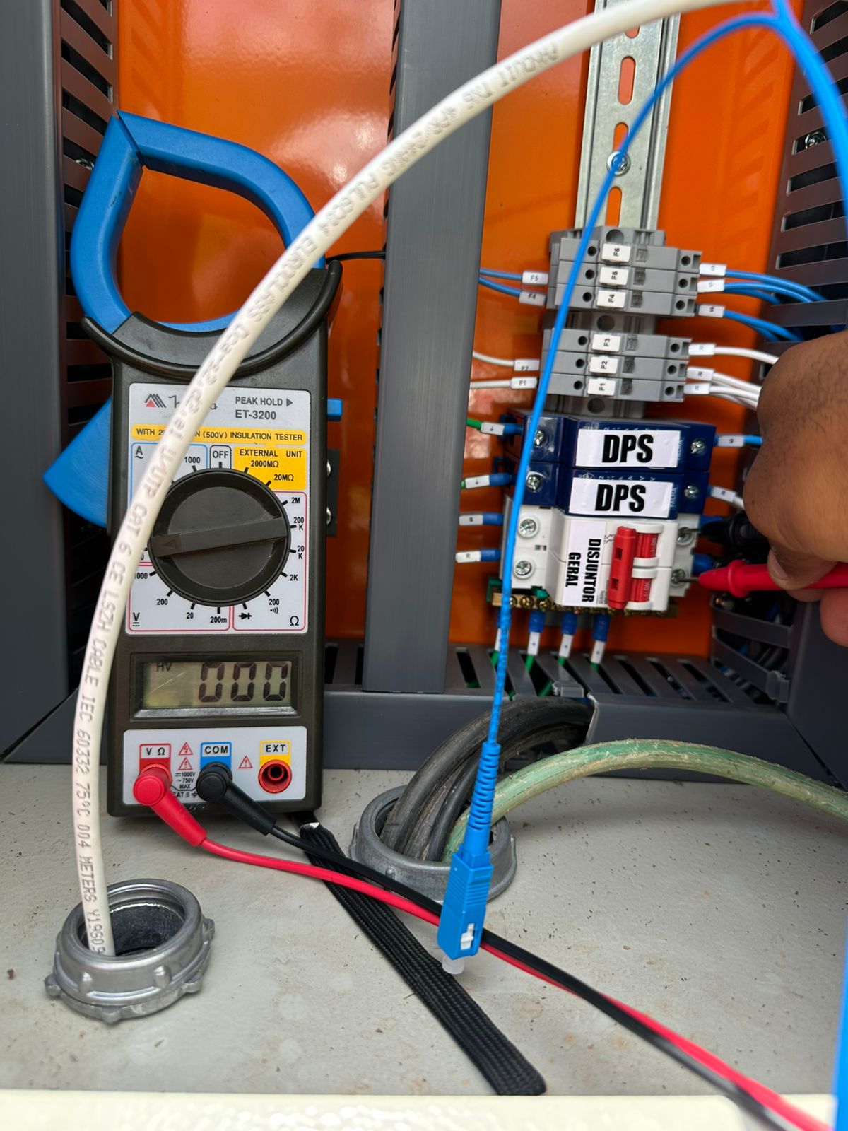 Testes e medições elétricas
